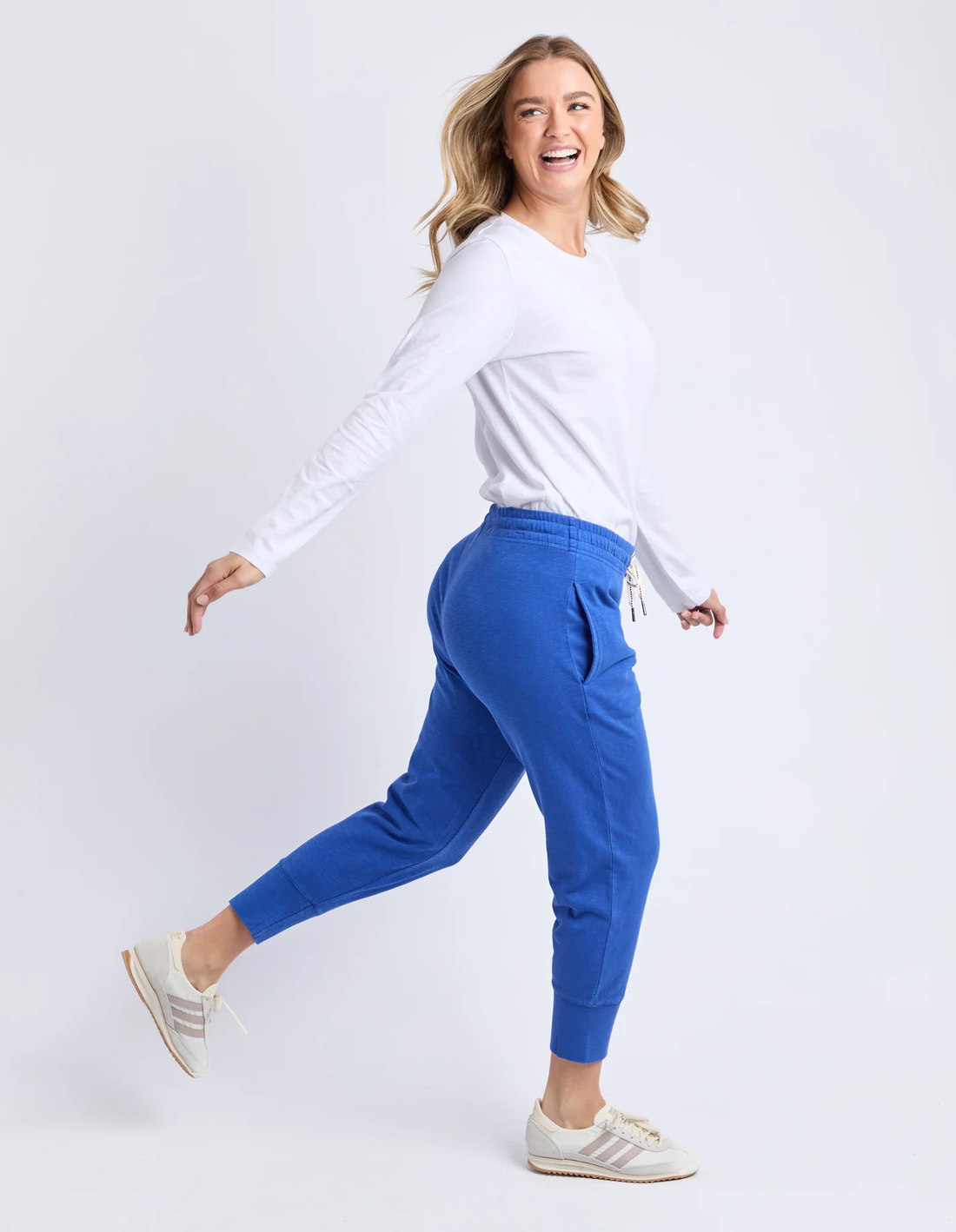 Woman wearing white long sleeve and Brunch Pant - French  Blue