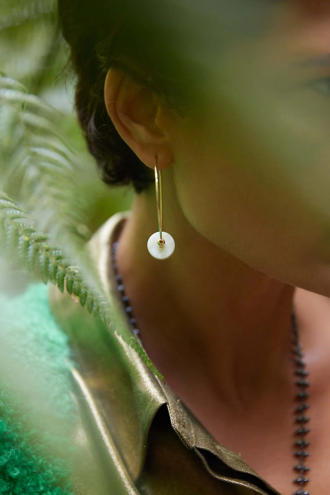 woman wearing elk kivi hoop earrings gold