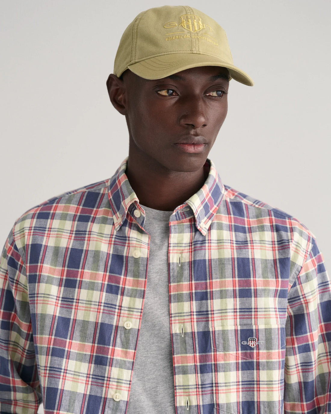 man wearing cap, gant regular fit checkered cotton linen shirt in dusty blue sea with inner grey shirt