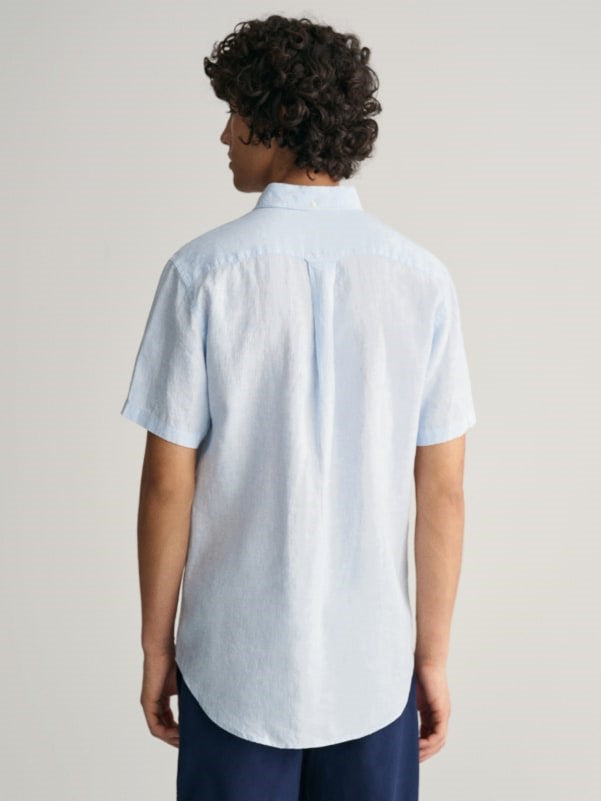man facing the back wearing gant regular linen shirt short sleeve in capri blue and pants