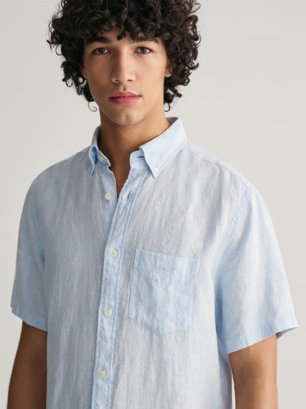 man wearing gant regular linen shirt short sleeve in capri blue