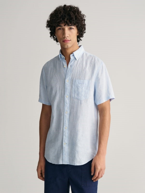 man wearing gant regular linen shirt short sleeve in capri blue and pants