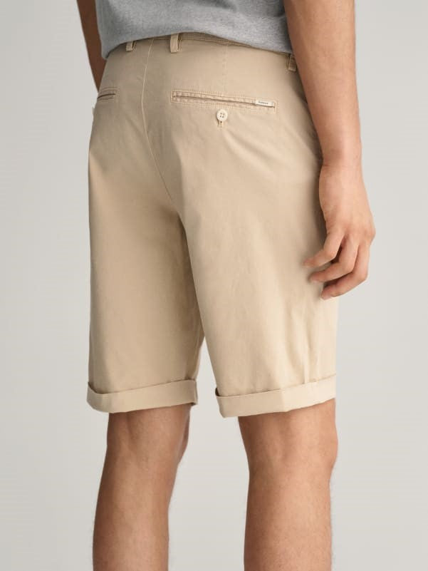 man wearing gant sunfaded shorts in dry sand